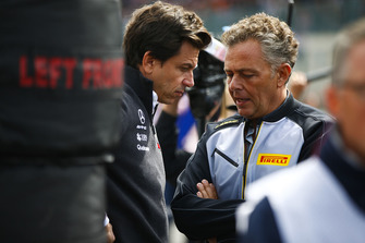 Toto Wolff, directeur de Mercedes AMG, et Mario Isola, directeur de la compétition de Pirelli Motorsport