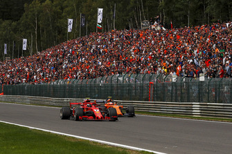Kimi Raikkonen, Ferrari SF71H ve Stoffel Vandoorne, McLaren MCL33 battle