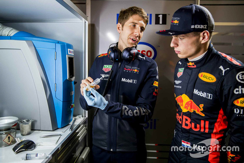 Max Verstappen, Red Bull Racing con un ingeniero de Red Bull Racing ExxonMobil