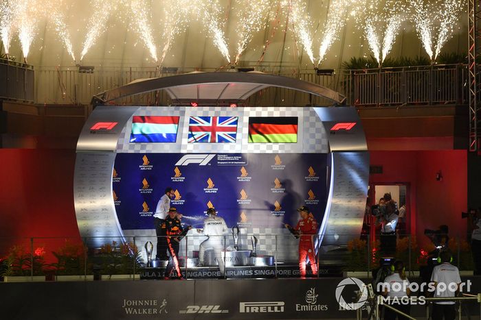 Podio: segundo lugar Max Verstappen, Red Bull Racing, ganador de la carrera Lewis Hamilton, Mercedes AMG F1