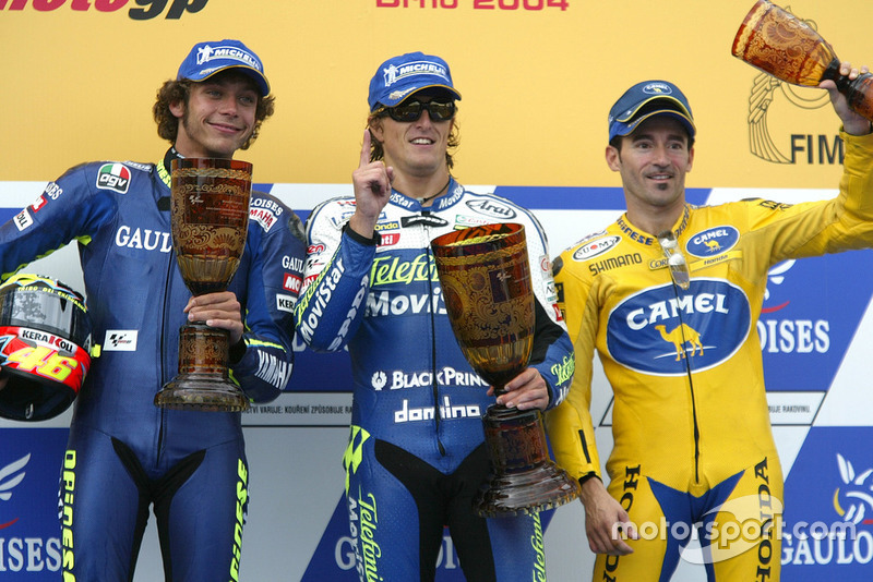 Podio: ganador de la carrera Sete Gibernau, Honda, segundo lugar Valentino Rossi, Yamaha, tercer puesto Max Biaggi, Honda