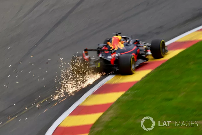 Daniel Ricciardo, Red Bull Racing RB14, provoca chispas