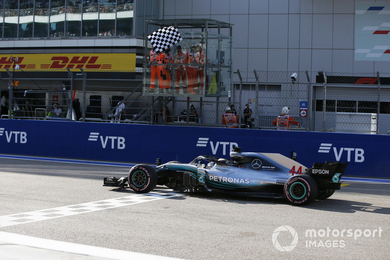 Lewis Hamilton, Mercedes AMG F1 W09 franchit la ligne sous le drapeau à damier