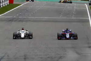 Marcus Ericsson, Sauber C37, et Brendon Hartley, Toro Rosso STR13