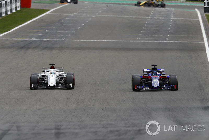 Marcus Ericsson, Sauber C37, battles with Brendon Hartley, Toro Rosso STR13