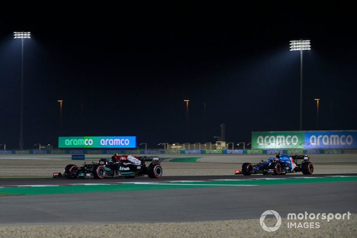 Valtteri Bottas, Mercedes W12, Esteban Ocon, Alpine A521