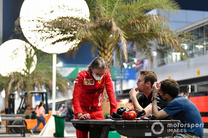 Laurent Mekies, director de carreras de Ferrari, habla con Daniil Kvyat, piloto reserva de Alpine F1, y Nicolas Todt