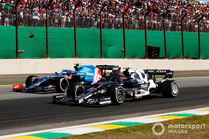 Pierre Gasly, AlphaTauri AT02, lucha con Esteban Ocon, Alpine A521