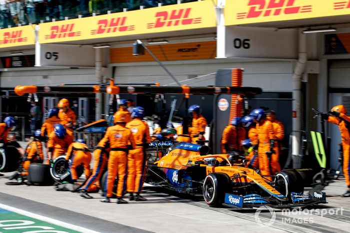 Daniel Ricciardo, McLaren MCL35M, sale de su box tras una parada