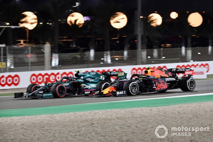 Sebastian Vettel, Aston Martin AMR21, pelea con Sergio Pérez, Red Bull Racing RB16B