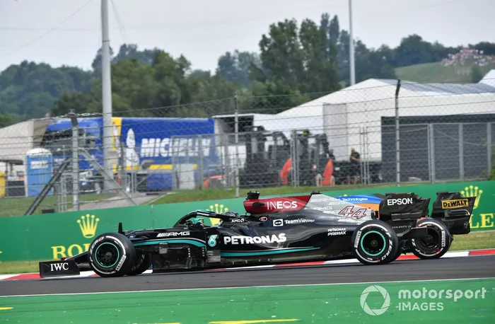 Lewis Hamilton, Mercedes W12, adelanta a Daniel Ricciardo, McLaren MCL35M