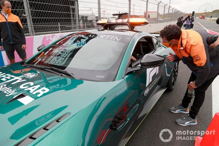 Daniel Ricciardo, McLaren, con los pilotos del Safety Car Aston Martin Vantage