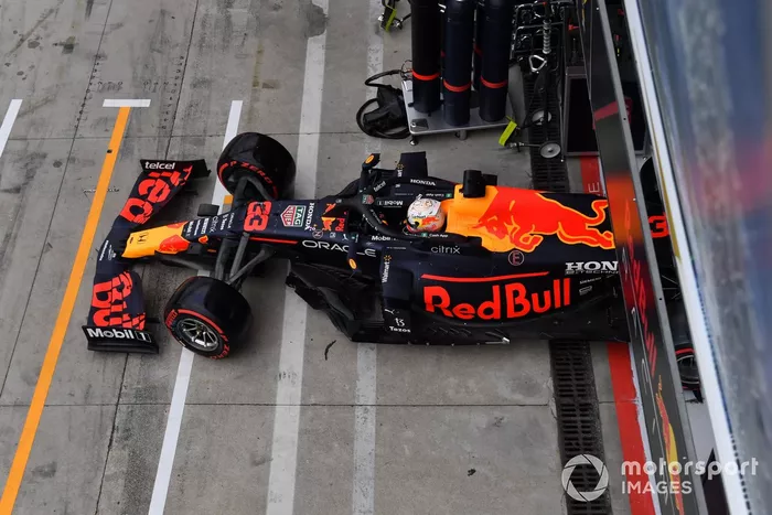 Max Verstappen, Red Bull Racing RB16B, sale del box