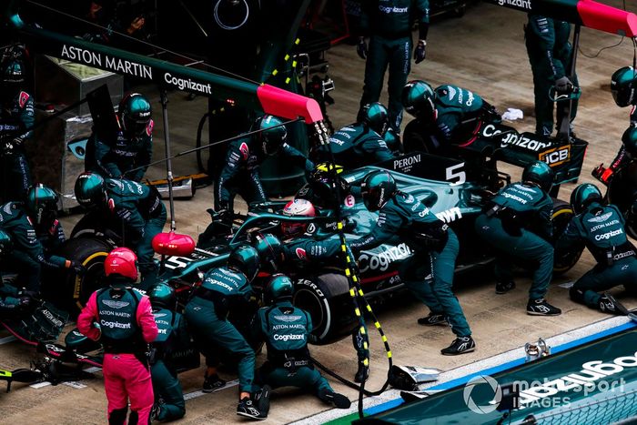 Sebastian Vettel, Aston Martin AMR21, pit stop