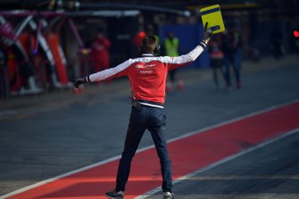 Mécanicien de chez Alfa Romeo Racing en pit lane
