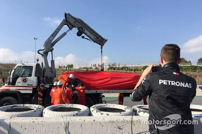 Sebastian Vettel, Ferrari SF90 detenido a un lado de la pista
