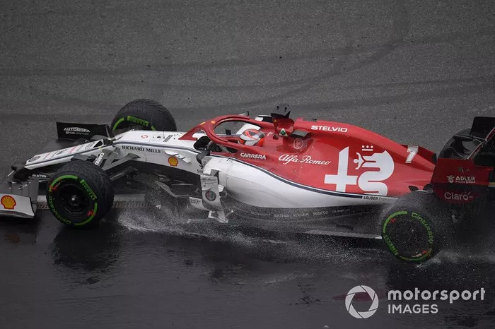 Kimi Raikkonen, Alfa Romeo Racing C38, sale de la grava