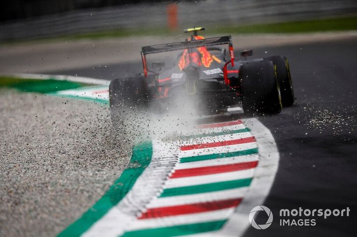 Alexander Albon, Red Bull Racing RB15 runs wide 