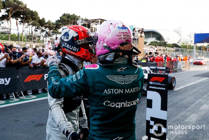 Pierre Gasly, AlphaTauri, 3ª posición, y Sebastian Vettel, Aston Martin, 2ª posición, celebran en el Parc Ferme