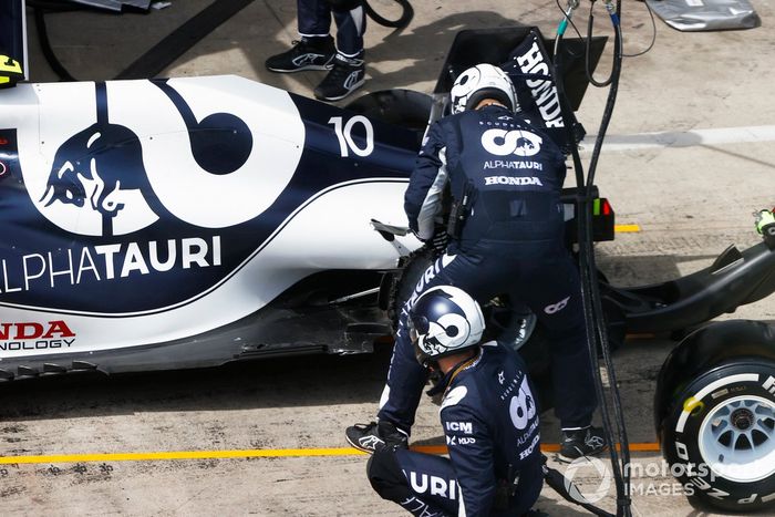 Pierre Gasly, AlphaTauri AT02, se retira en los pits