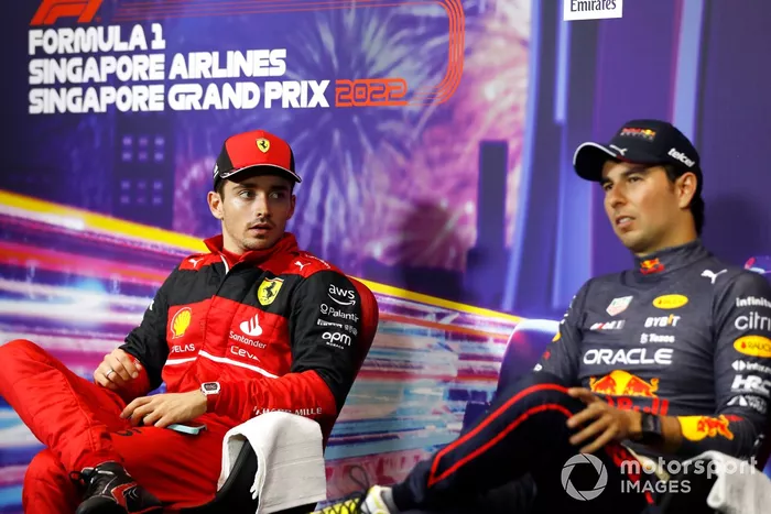 Charles Leclerc, Ferrari, 2ª posición, con Sergio Pérez, Red Bull Racing, 1ª posición 
