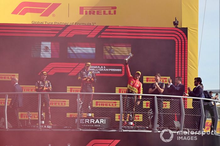 Carlos Sainz, Scuderia Ferrari, 3ª posición, levanta su trofeo