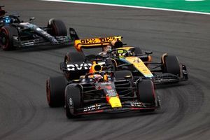 Max Verstappen, Red Bull Racing RB19, lidera Lando Norris, McLaren MCL60, y George Russell, Mercedes F1 W14.