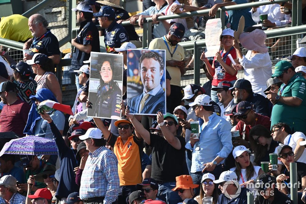 Fans de Sergio Pérez en las tribunas del Autódromo Hermanos Rodríguez