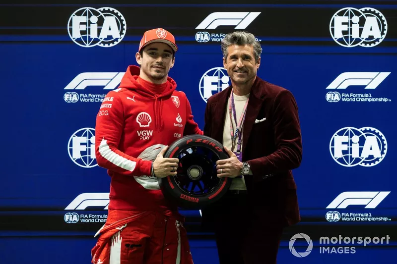Charles Leclerc, Scuderia Ferrari, riceve il Pirelli Pole Award da Patrick Dempsey, attore e pilota americano.