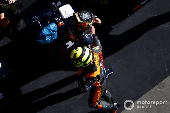 Max Verstappen, Red Bull Racing, 1ª posición, Lando Norris, McLaren, 2ª posición, en Parc Ferme tras el Sprint