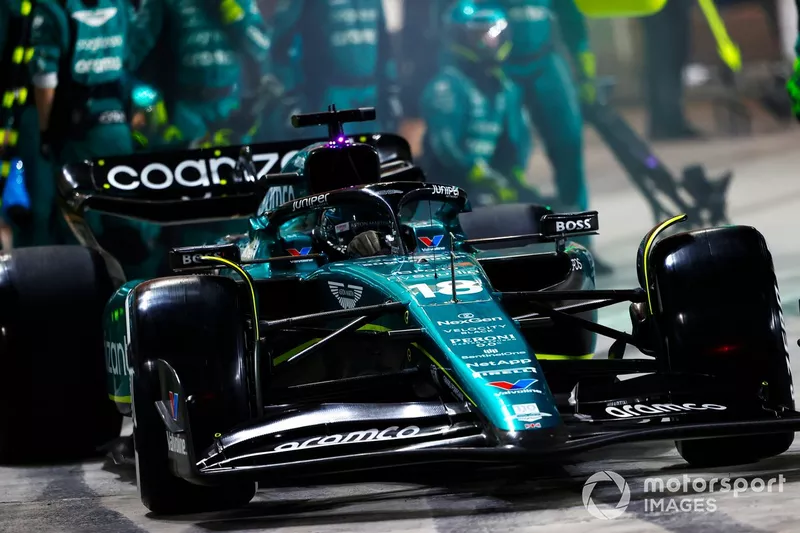 Lance Stroll, Aston Martin AMR23, ai box