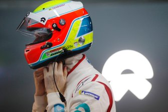 Oliver Turvey, NIO Formula E Team, indossa il casco nel garage