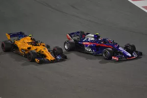 Pierre Gasly, Toro Rosso STR13 en Stoffel Vandoorne, McLaren MCL33
