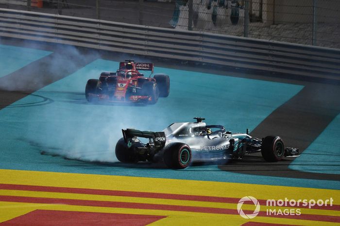Lewis Hamilton, Mercedes-AMG F1 W09 y Sebastian Vettel,  Ferrari SF71H hace donuts al final de la carrera