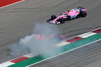 Sebastian Vettel, Ferrari SF71H va in testacoda dopo il contatto con Daniel Ricciardo, Red Bull Racing RB14