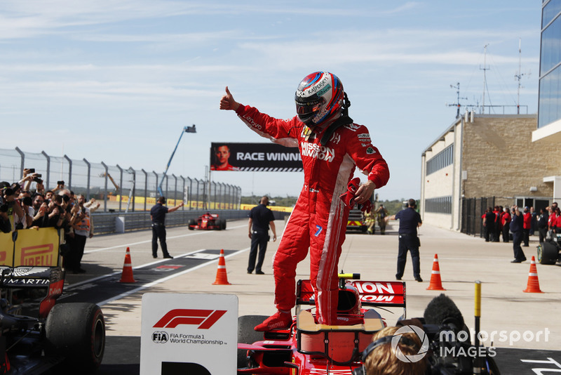 Il vincitore della gara Kimi Raikkonen, Ferrari, festeggia nel parco chiuso