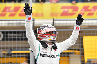 Il poleman Lewis Hamilton, Mercedes AMG F1, festeggia nel parco chiuso