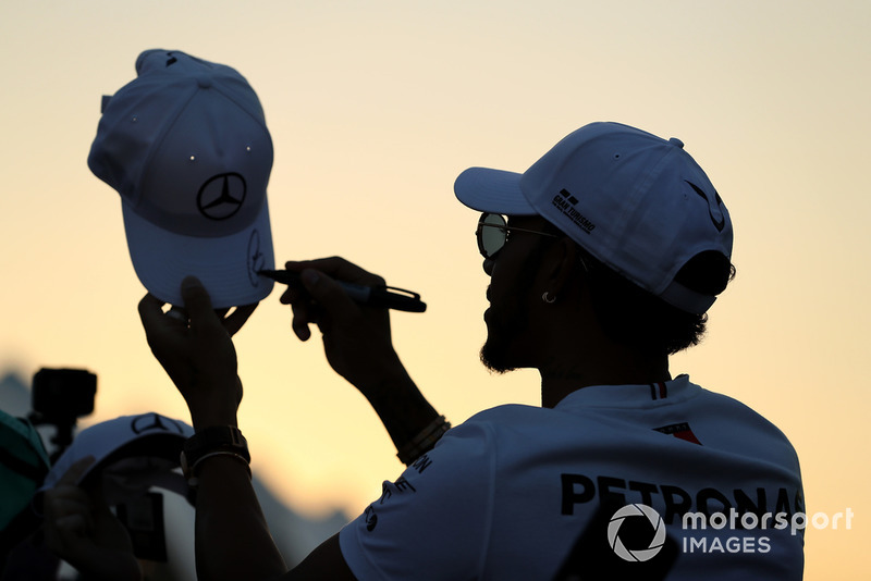 Lewis Hamilton, Mercedes AMG F1 signs autographs for the fans