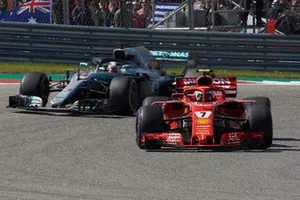 Kimi Raikkonen, Ferrari SF71H, devant Lewis Hamilton, Mercedes AMG F1 W09 EQ Power+