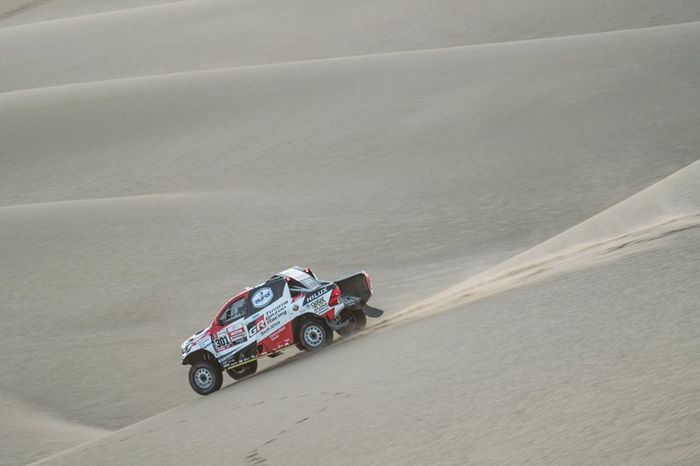 #301 Toyota Gazoo Racing Toyota Hilux: Nasser Al-Attiyah, Matthieu Baumel