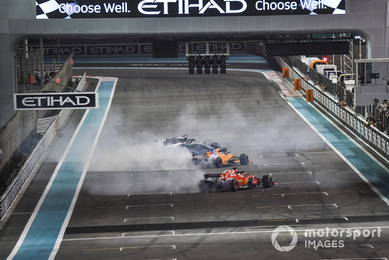 Lewis Hamilton, Mercedes-AMG F1 W09, Sebastian Vettel, Ferrari SF71H y Fernando Alonso, McLaren MCL33 haciendo donas al final de la carrera.