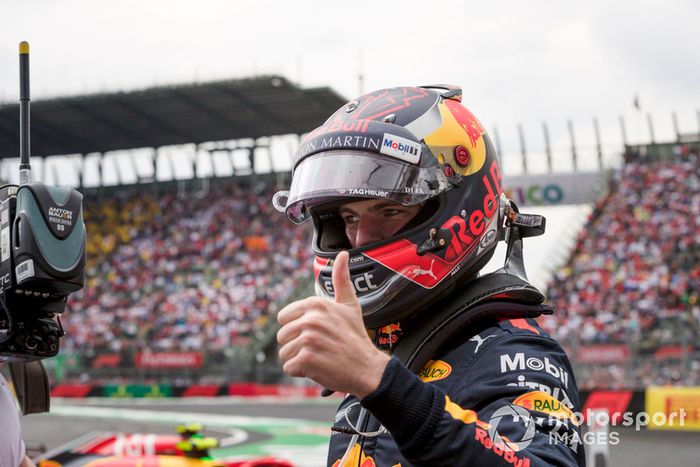 Ganador de la carrera Max Verstappen, Red Bull Racing celebra en parc ferme 