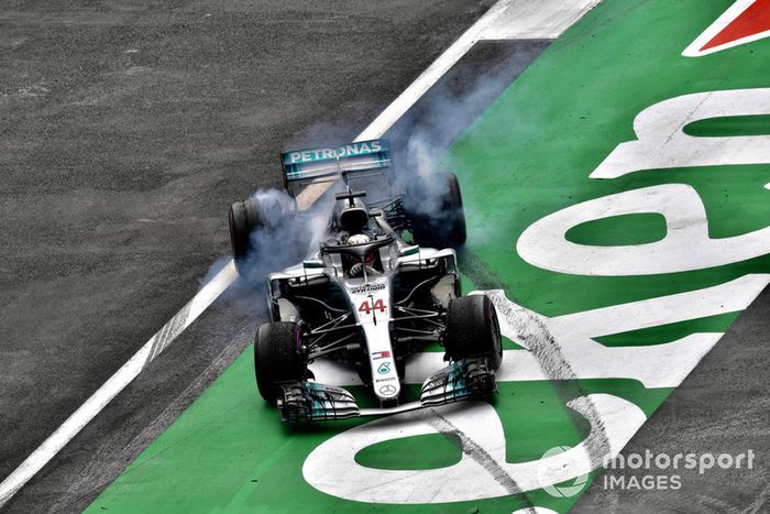 Lewis Hamilton, Mercedes AMG F1 W09 EQ Power+, celebra con donuts su título de campeón