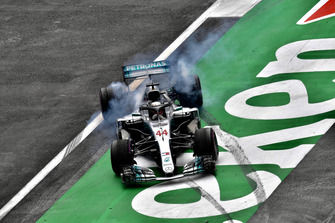 Lewis Hamilton, Mercedes-AMG F1 W09 EQ Power+ fait des donuts pour fêter son cinquième titre
