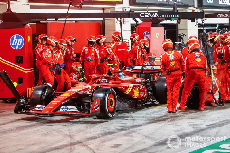 Carlos Sainz, Ferrari SF-24, quitte son stand après un arrêt.