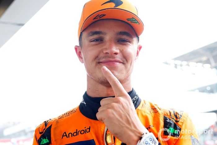 El hombre de la pole, Lando Norris, del equipo McLaren F1, celebra tras la clasificación
