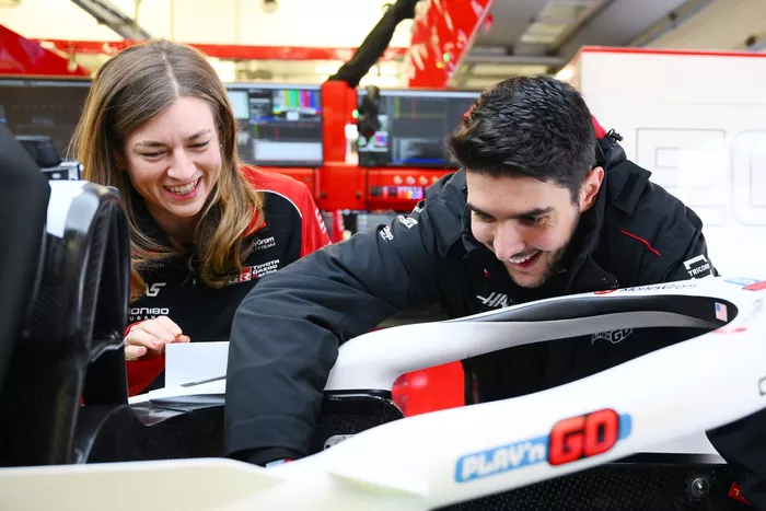 Esteban Ocon, Haas F1 Team, Laura Mueller, Haas F1 Race Engineer
