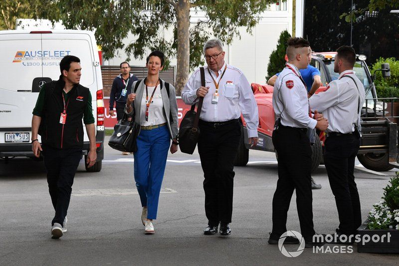 Ross Brawn, Director General de Deportes de Motor, FOM, llega al paddock