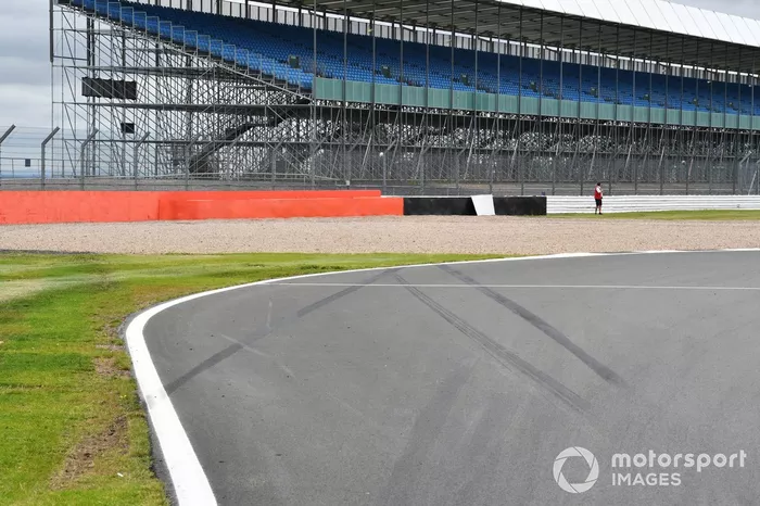 Una barrera de neumáticos es añadida después del accidente de Daniil Kvyat, AlphaTauri en el GP pasado