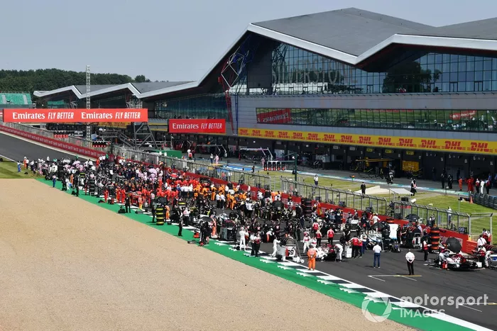 Una vista panorámica de la parrilla de salida. Kimi Raikkonen, Alfa Romeo Racing C39 y Antonio Giovinazzi, Alfa Romeo Racing C39 salen en la parte trasera